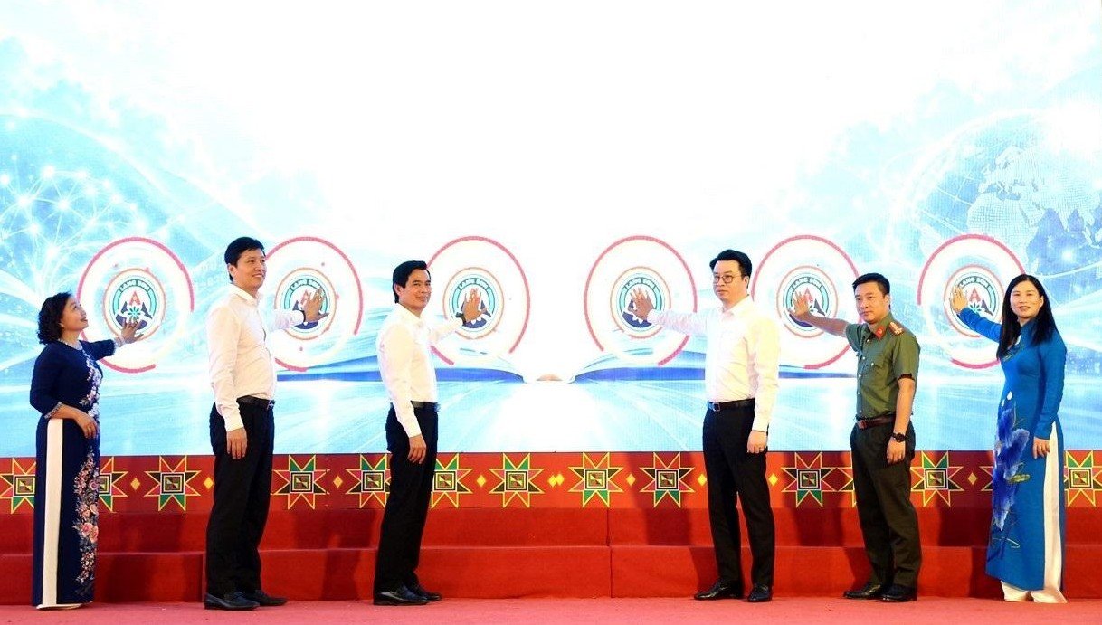 C&aacute;c đại biểu thực hiện nghi thức bấm n&uacute;t khai trương 