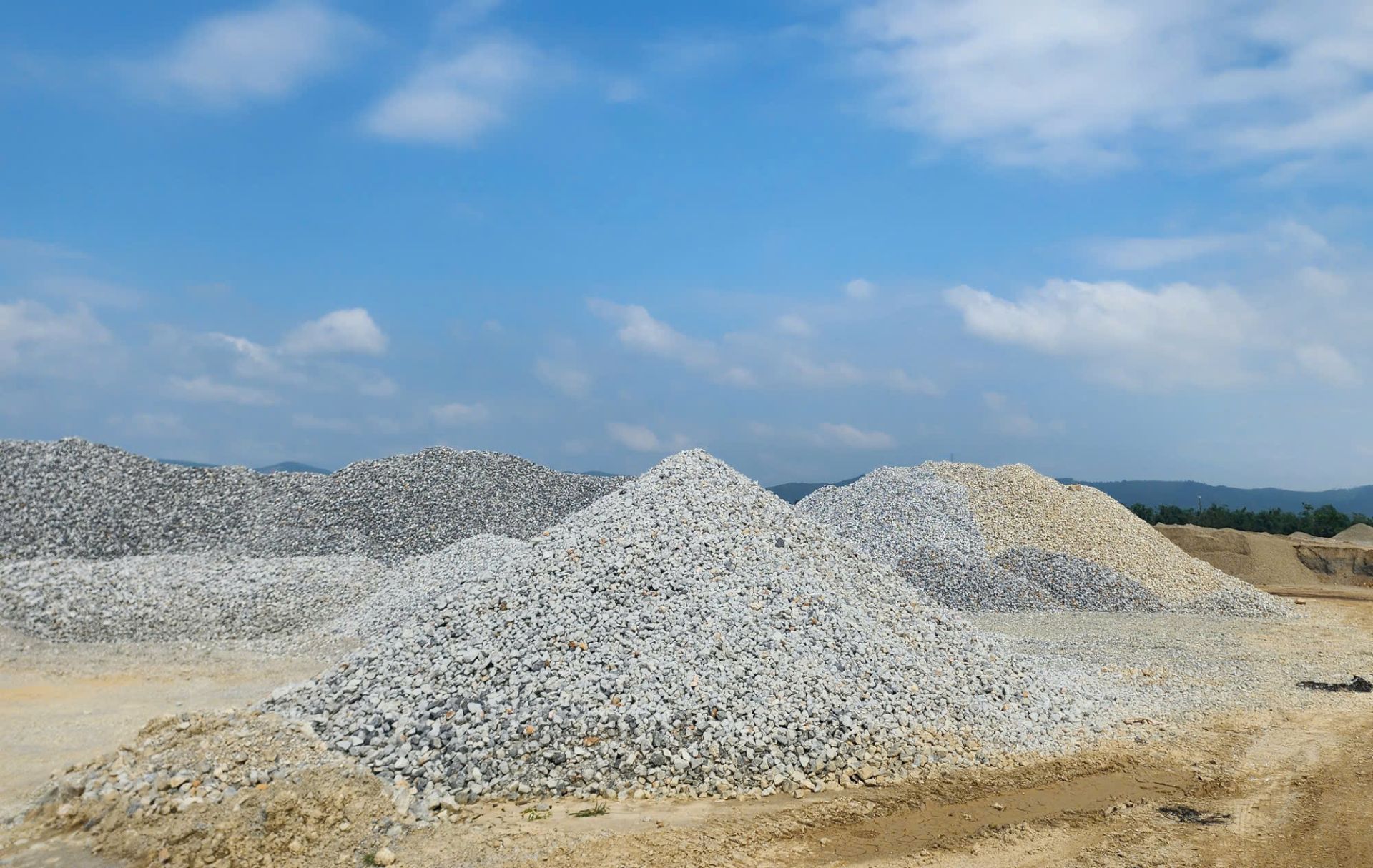 Mỏ đá đang khai thác Mỏ đá đang khai thác