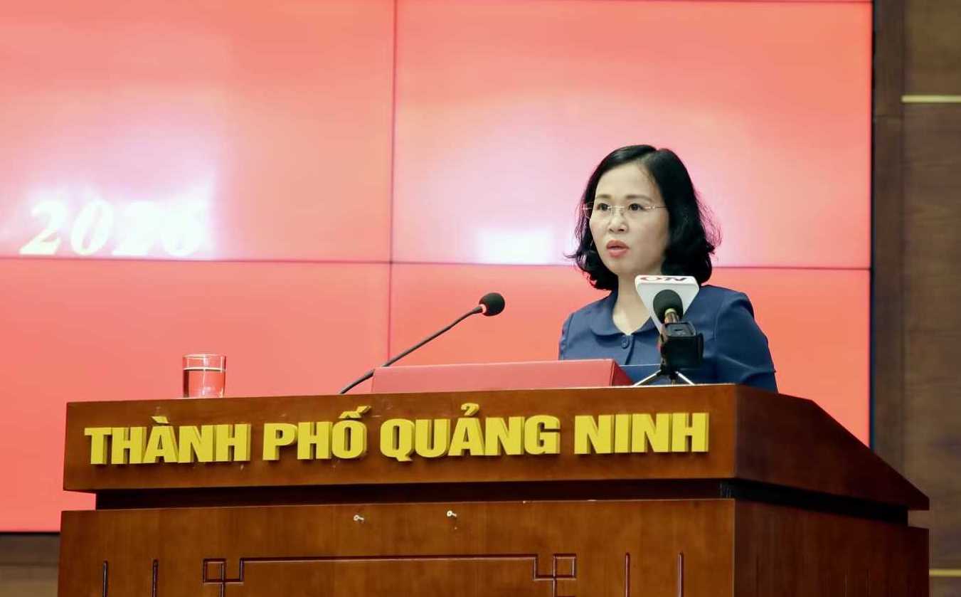 Bà Trịnh Thị Minh Thanh, Phó Bí thư Thành ủy, Chủ tịch HĐND thành phố Quảng Ninh, phát biểu tại hội nghị Bà Trịnh Thị Minh Thanh, Phó Bí thư Thành ủy, Chủ tịch HĐND thành phố Quảng Ninh, phát biểu tại hội nghị