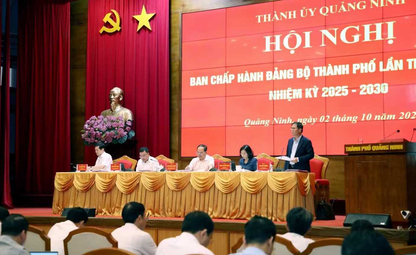 Ông Bùi Văn Khắng, Phó Bí thư Thành ủy, Chủ tịch UBND thành phố Quảng Ninh, phát biểu tại hội nghị Ông Bùi Văn Khắng, Phó Bí thư Thành ủy, Chủ tịch UBND thành phố Quảng Ninh, phát biểu tại hội nghị