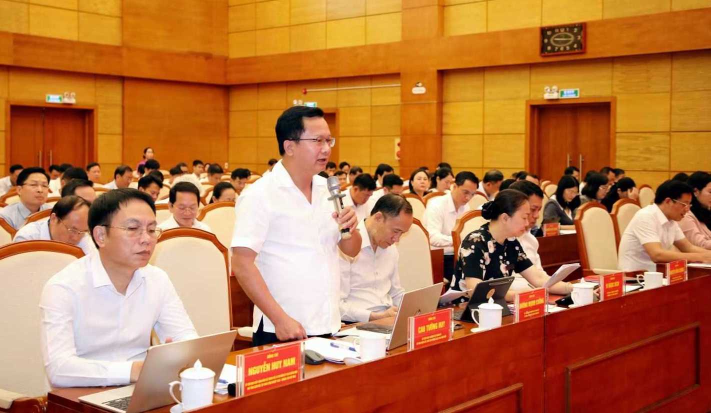 Ông Cao Tường Huy, Ủy viên Ban Thường vụ Thành ủy Quảng Ninh, Bí thư Đảng ủy, Chủ tịch HĐND đặc khu Vân Đồn, phát biểu tại hội nghị Ông Cao Tường Huy, Ủy viên Ban Thường vụ Thành ủy Quảng Ninh, Bí thư Đảng ủy, Chủ tịch HĐND đặc khu Vân Đồn, phát biểu tại hội nghị