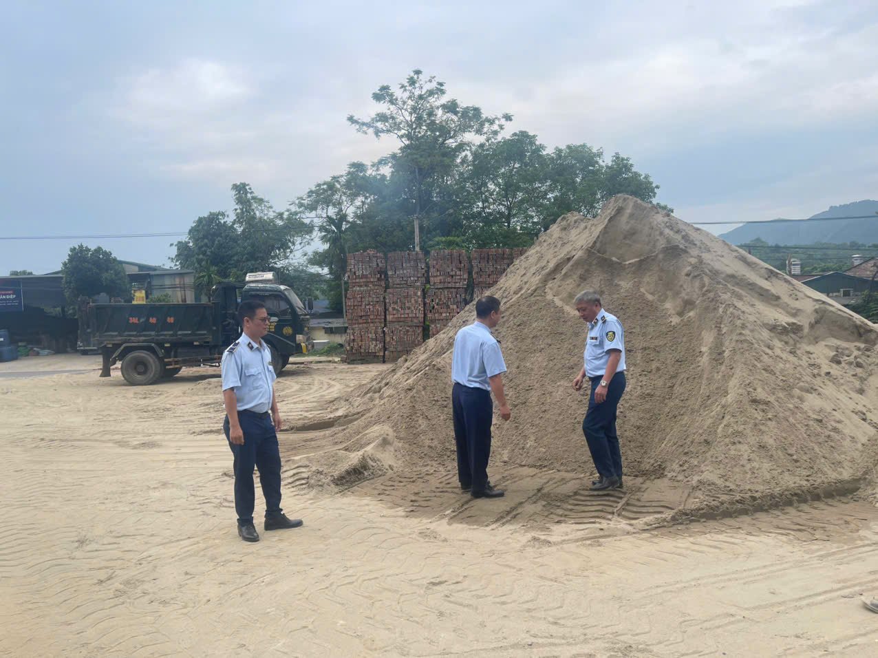 Lực lượng QLTT tỉnh Lào Cai kiểm tra cơ sở kinh doanh tại phường Văn Phú Lực lượng QLTT tỉnh Lào Cai kiểm tra cơ sở kinh doanh tại phường Văn Phú