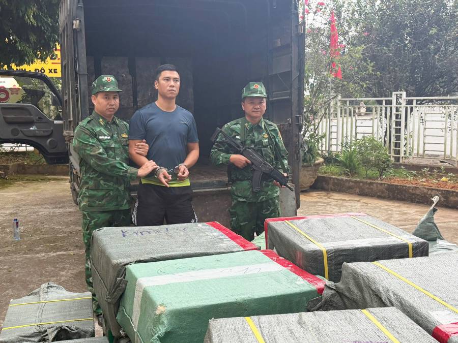 Đối tượng Trần Quang Khải c&ugrave;ng tang vật v&agrave; phương tiện bị bắt giữ