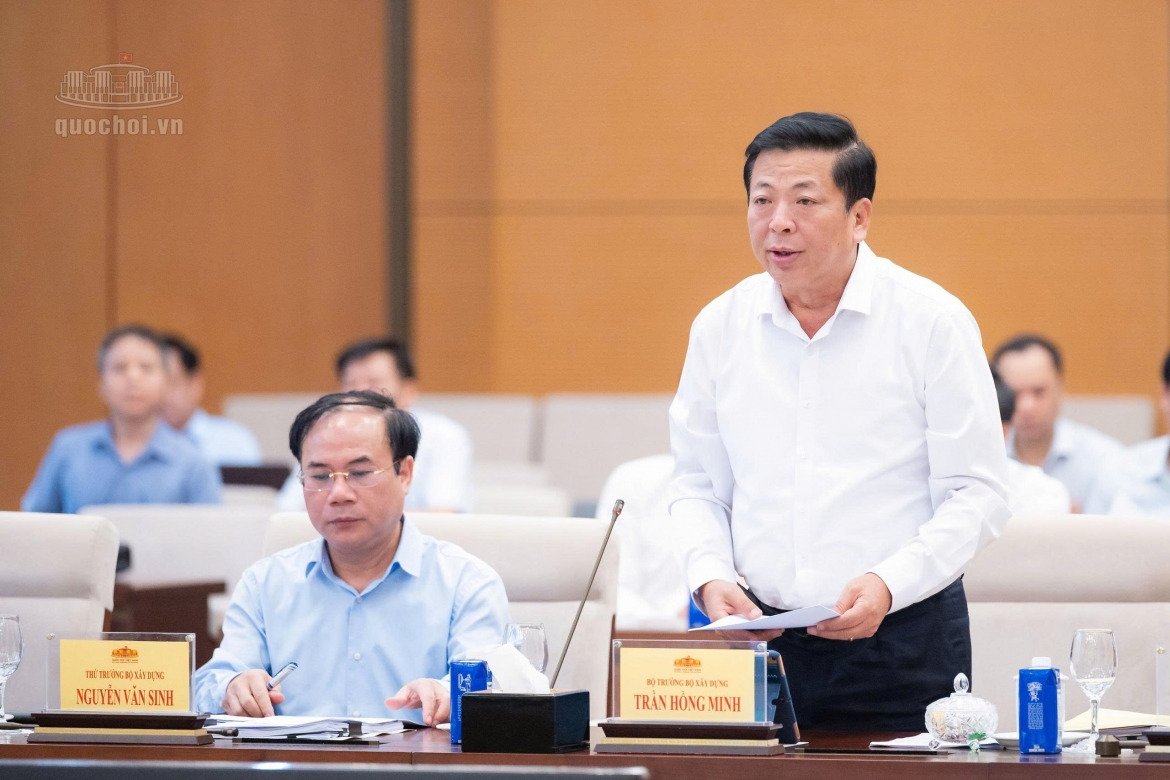 Bộ trưởng Bộ X&acirc;y dựng Trần Hồng Minh tr&igrave;nh b&agrave;y t&oacute;m tắt tờ tr&igrave;nh về dự &aacute;n Luật Kinh doanh bất động sản (sửa đổi). Ảnh: Quốc hội