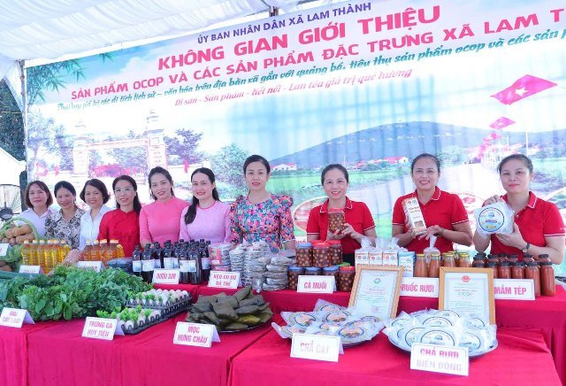 Gian h&agrave;ng giới thiệu đặc sản, sản phẩm địa phương.