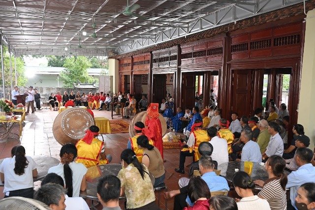 Đ&ocirc;ng đảo c&aacute;c đại biểu, l&atilde;nh đạo tỉnh, UBND x&atilde; Lam Th&agrave;nh, con ch&aacute;u d&ograve;ng họ L&ecirc; tưởng niệm 593 năm ng&agrave;y mất Vua L&ecirc; Th&aacute;i Tổ.