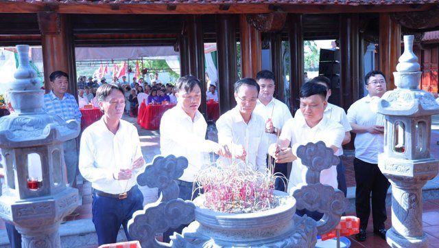 C&aacute;c đại biểu th&agrave;nh k&iacute;nh d&acirc;ng hưởng tưởng niệm Anh h&ugrave;ng d&acirc;n tộc L&ecirc; Lợi tại Đền Vua L&ecirc;.