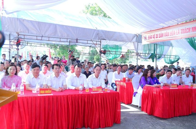 Đ&ocirc;ng đảo c&aacute;c đại biểu, l&atilde;nh đạo tỉnh, UBND x&atilde; Lam Th&agrave;nh, con ch&aacute;u d&ograve;ng họ L&ecirc; tưởng niệm 593 năm ng&agrave;y mất Vua L&ecirc; Th&aacute;i Tổ.