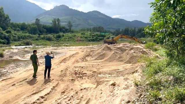 Hoạt động khai thác cát trái phép diễn ra tại xã Trung Khánh Vĩnh. Ảnh: Công an tình Khánh Hòa. Hoạt động khai thác cát trái phép diễn ra tại xã Trung Khánh Vĩnh. Ảnh: Công an tình Khánh Hòa.