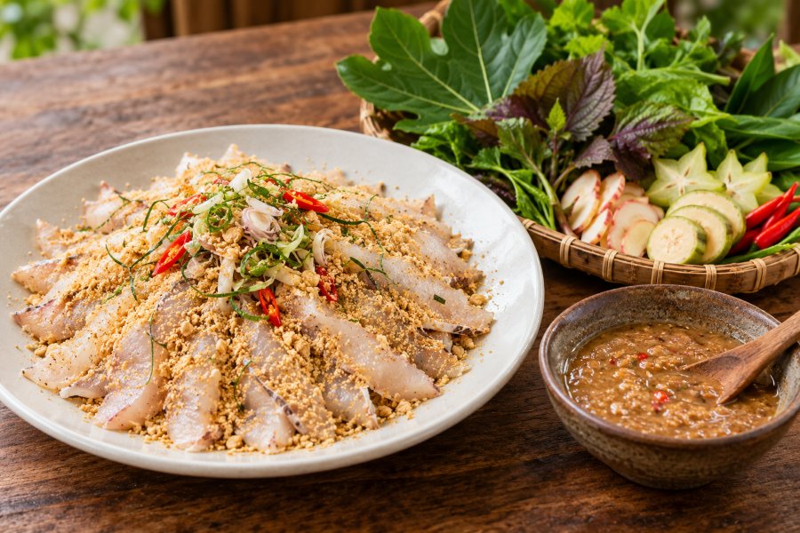 Gỏi cá bỗng phủ bột xương rang thơm bùi, dùng cùng chẻo sánh béo và các loại rau, lá rừng. Gỏi cá bỗng phủ bột xương rang thơm bùi, dùng cùng chẻo sánh béo và các loại rau, lá rừng.