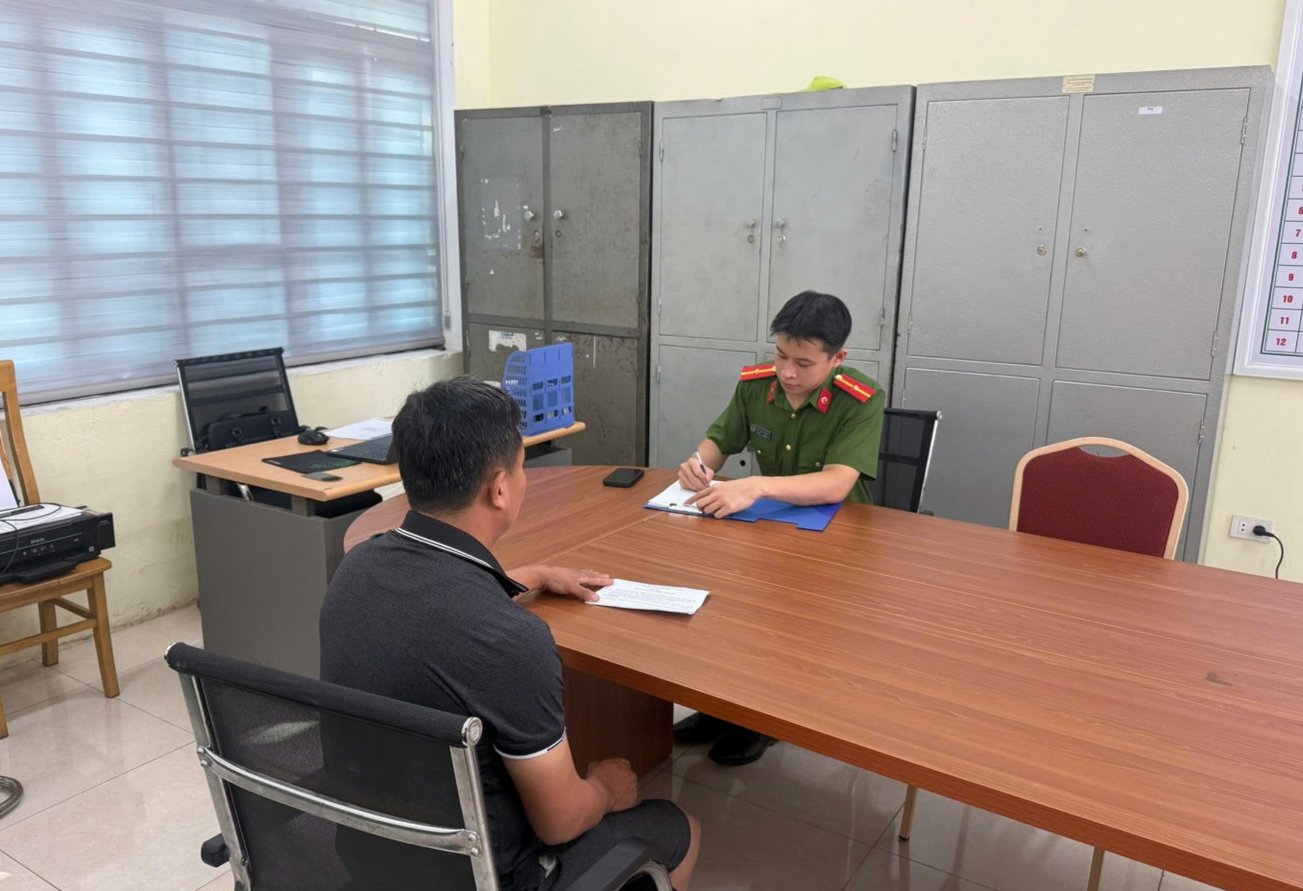 Anh Đ.V.T tr&igrave;nh b&aacute;o với lực lượng chức năng