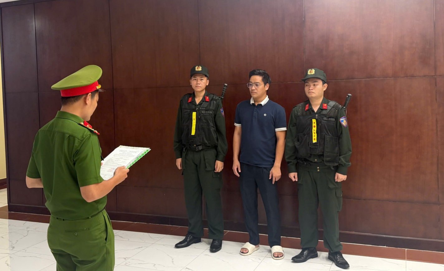 Lực lương chức năng tống đạt quyết định tố tụng đối với bị can