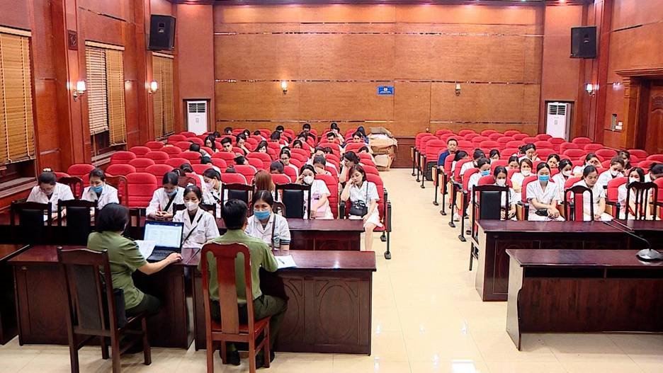 Lực lượng chức năng làm việc với các đối tượng Lực lượng chức năng làm việc với các đối tượng