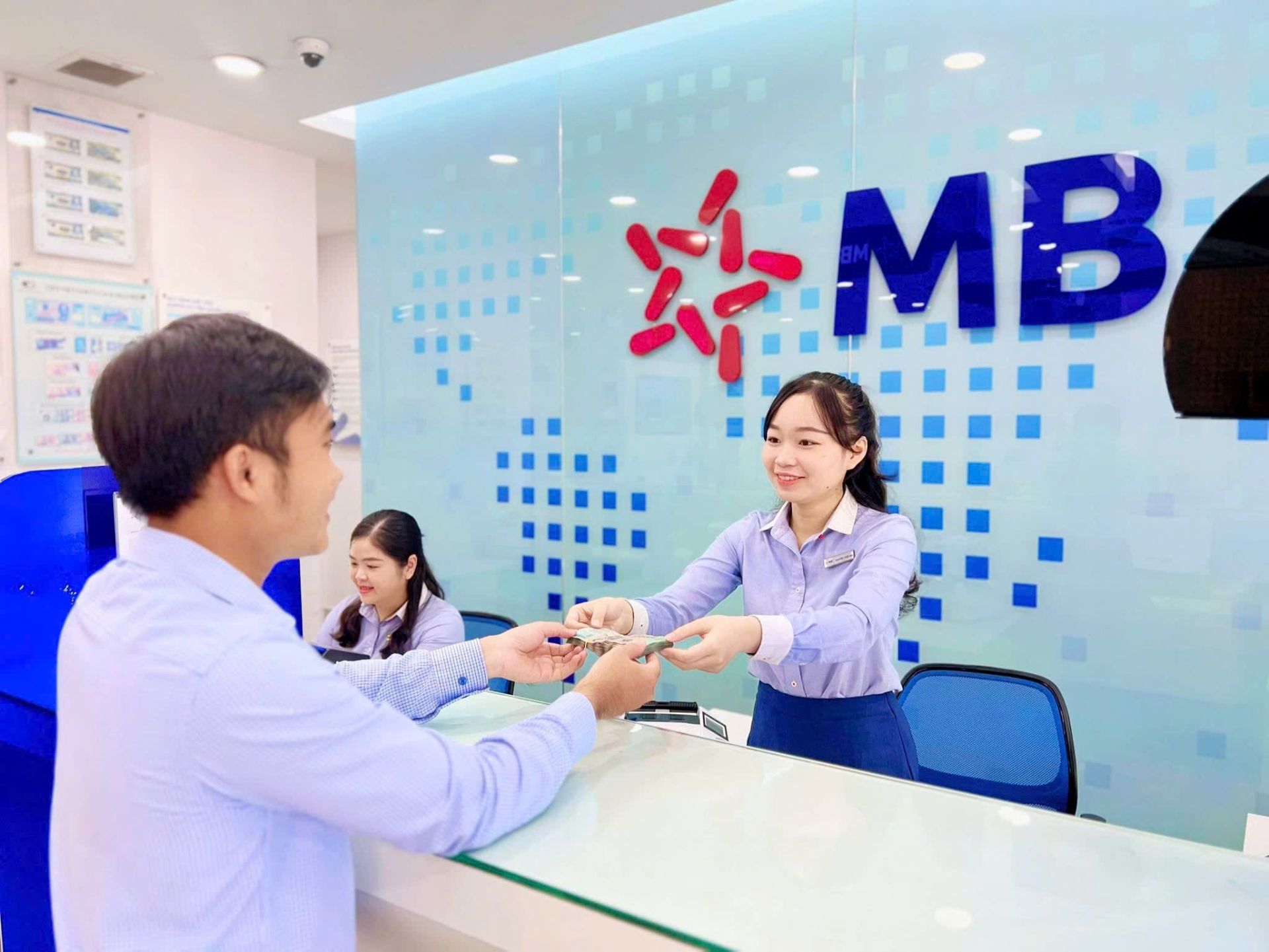 MB hiện phục vụ gần 40 triệu khách hàng, hơn 99% tổng số giao dịch được thực hiện trên các kênh số MB hiện phục vụ gần 40 triệu khách hàng, hơn 99% tổng số giao dịch được thực hiện trên các kênh số