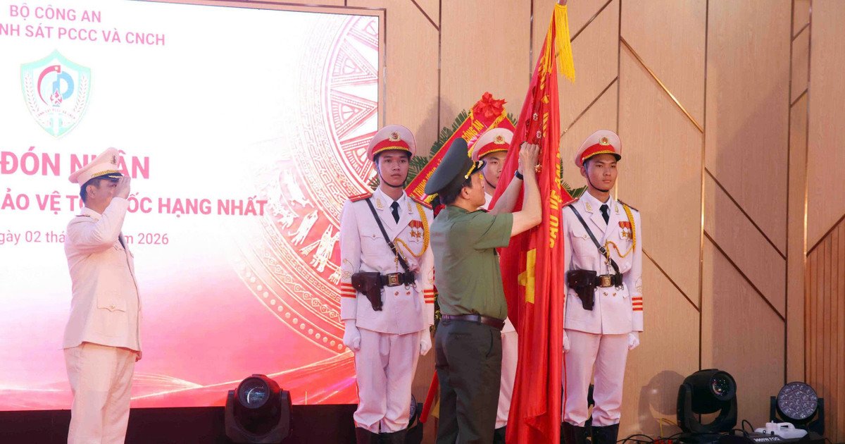 Đại tướng Lương Tam Quang gắn Hu&acirc;n chương Bảo vệ Tổ quốc hạng Nhất tặng Cục Cảnh s&aacute;t ph&ograve;ng ch&aacute;y, chữa ch&aacute;y v&agrave; cứu nạn, cứu hộ. (Ảnh: KI&Ecirc;N PHẠM)