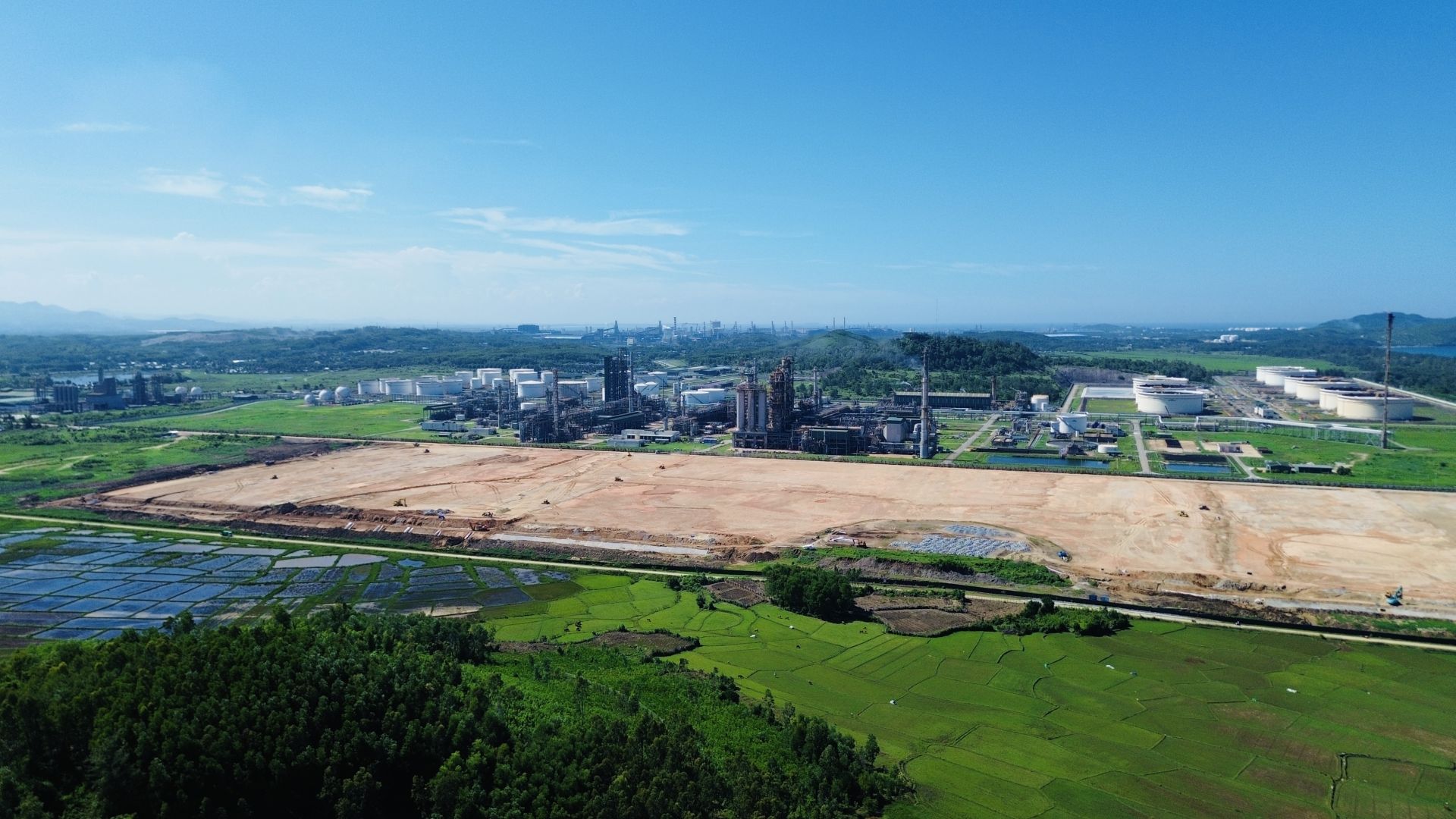 Khu vực triển khai xây dựng các phân xưởng công nghệ thuộc Dự án NCMR NMLD Dung Quất. Khu vực triển khai xây dựng các phân xưởng công nghệ thuộc Dự án NCMR NMLD Dung Quất.