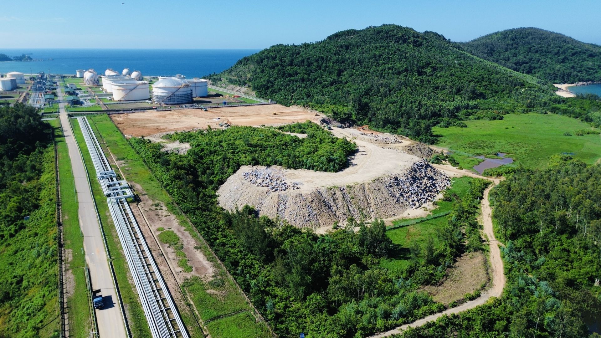 Khu vực xây dựng các bồn chứa sản phẩm thuộc Dự án NCMR NMLD Dung Quất cũng đang được đẩy mạnh thi công, bám sát tiến độ Khu vực xây dựng các bồn chứa sản phẩm thuộc Dự án NCMR NMLD Dung Quất cũng đang được đẩy mạnh thi công, bám sát tiến độ