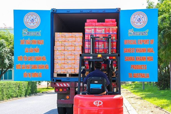Hàng hóa đưa lên xae chuẩn bị xuất khẩu qua Úc Hàng hóa đưa lên xae chuẩn bị xuất khẩu qua Úc