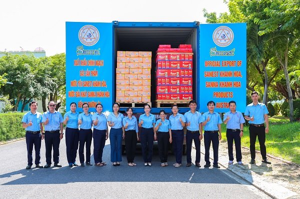 Hàn hóa đã lên xe chuẩn bị vận chuyển xuất khẩu qua Úc Hàn hóa đã lên xe chuẩn bị vận chuyển xuất khẩu qua Úc
