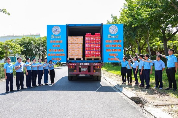 Hàng hóa đã lên xe chuấn bị khởi hành Hàng hóa đã lên xe chuấn bị khởi hành