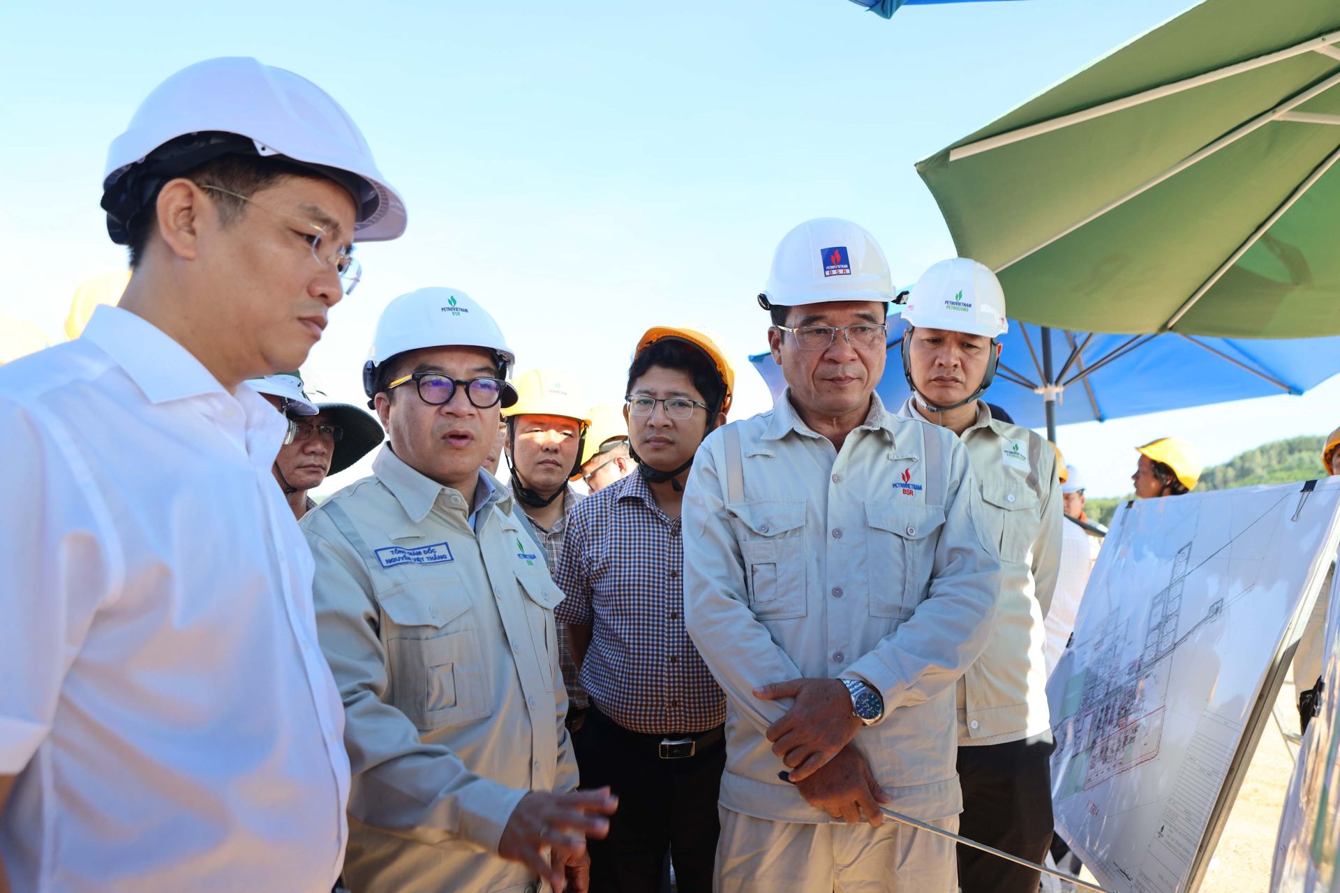 Phó Chủ tịch UBND tỉnh Quảng Ngãi kiểm tra thực địa và lắng nghe đại diện BSR báo cáo về tình hình triển khai công tác san lấp mặt bằng của Dự án NCMR NMLD Dung Quất. Phó Chủ tịch UBND tỉnh Quảng Ngãi kiểm tra thực địa và lắng nghe đại diện BSR báo cáo về tình hình triển khai công tác san lấp mặt bằng của Dự án NCMR NMLD Dung Quất.