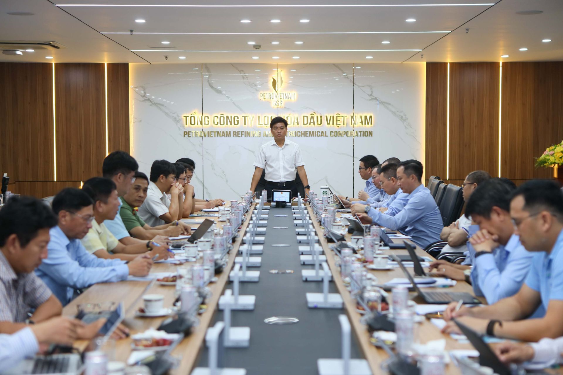 Phó Chủ tịch UBND tỉnh Quảng Ngãi Đỗ Tâm Hiển cũng chỉ đạo các Sở, ban, ngành địa phương thực hiện các nhiệm vụ cụ thể và đặt thời hạn để tháo gỡ từng khó khăn, vướng mắc cho BSR Phó Chủ tịch UBND tỉnh Quảng Ngãi Đỗ Tâm Hiển cũng chỉ đạo các Sở, ban, ngành địa phương thực hiện các nhiệm vụ cụ thể và đặt thời hạn để tháo gỡ từng khó khăn, vướng mắc cho BSR