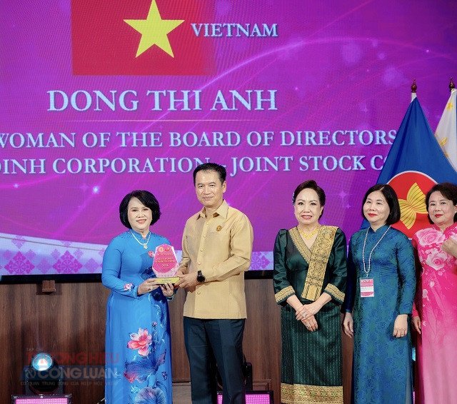 Nữ doanh nh&acirc;n Đồng Thị &Aacute;nh (b&igrave;a tr&aacute;i) nhận giải thưởng từ Bộ trưởng Bộ C&ocirc;ng Thương L&agrave;o. Ảnh: L.Vy