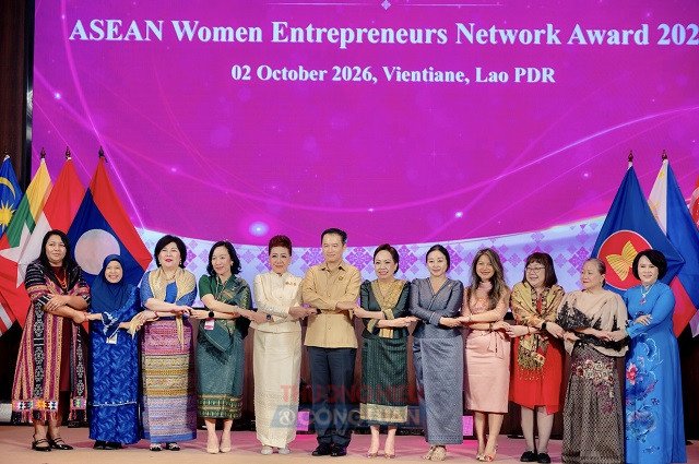 C&aacute;c nữ doanh nh&acirc;n ti&ecirc;u biểu v&agrave; Ban tổ chức thực hiện nghi thức &ldquo;nối v&ograve;ng tay hữu nghị&rdquo;. Ảnh: L&acirc;m Vy