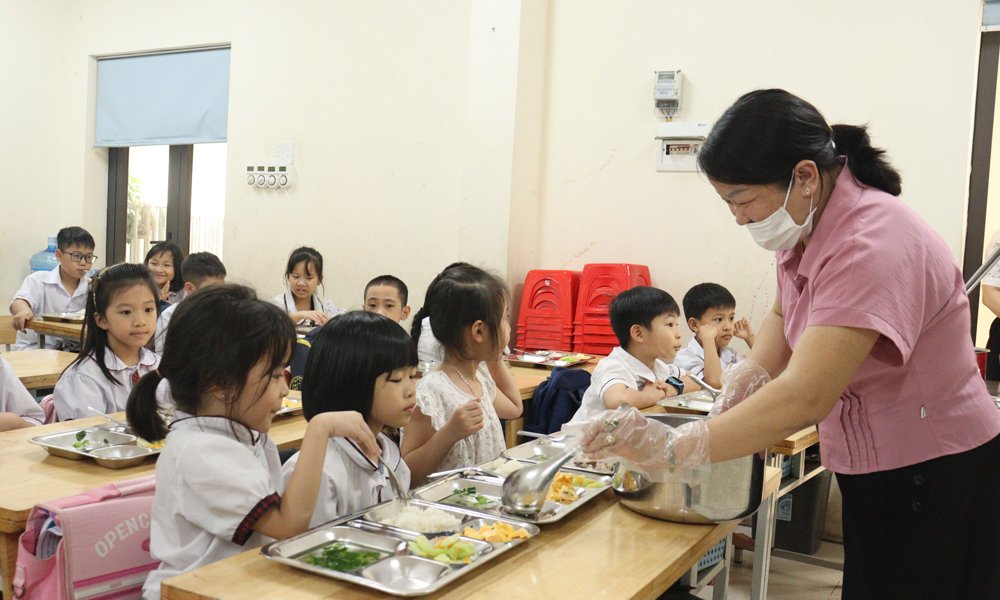 Học sinh ăn b&aacute;n tr&uacute; tại Trường Tiểu học L&ecirc; Hồng Phong (phường Bắc Giang).