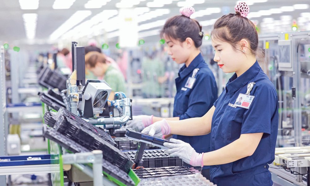 Sản xuất công nghiệp vẫn là động lực chính cho tăng trưởng kinh tế Bắc Ninh. Ảnh: Công nhân làm việc tại công ty Samsung khu công nghiệp Yên Phong. Sản xuất công nghiệp vẫn là động lực chính cho tăng trưởng kinh tế Bắc Ninh. Ảnh: Công nhân làm việc tại công ty Samsung khu công nghiệp Yên Phong.