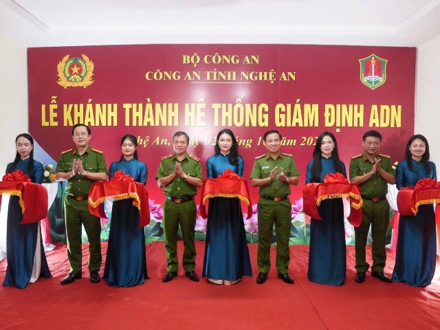 Công an Nghệ An đưa công nghệ giám định ADN vào phục vụ điều tra. Công an Nghệ An đưa công nghệ giám định ADN vào phục vụ điều tra.