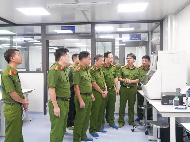 Các Đại biểu tham quan phòng giám định ADN và Trung tâm bản đồ số. Các Đại biểu tham quan phòng giám định ADN và Trung tâm bản đồ số.