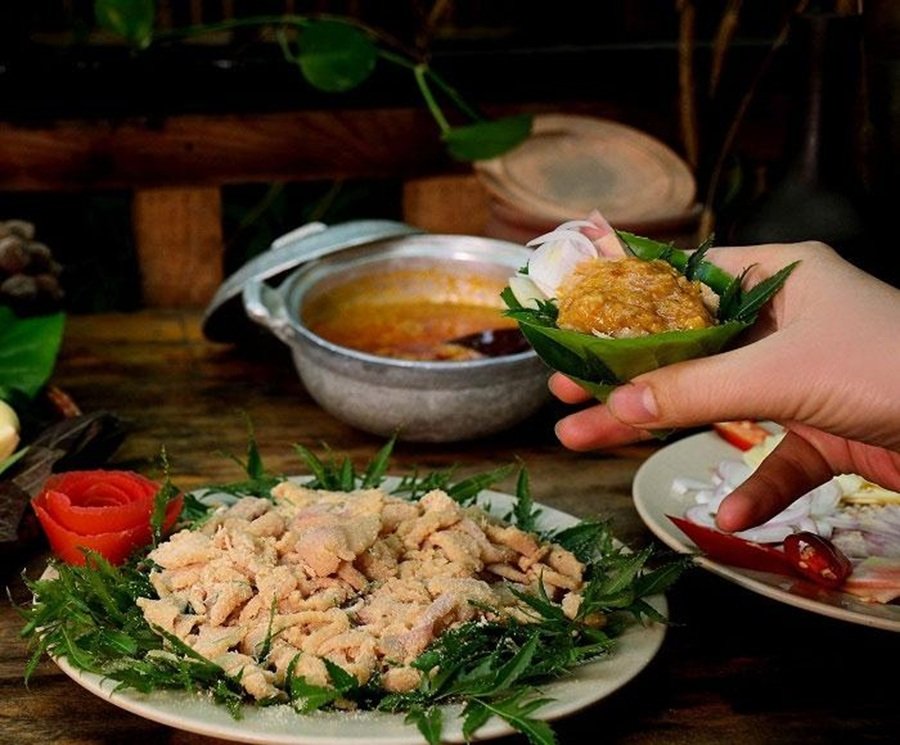 Gỏi cá bỗng thường được dọn cùng nhiều loại rau thơm và lá rừng như lá sung, tía tô, đinh lăng, cúc tần, đọt cóc, lá lốt, quế vị... Gỏi cá bỗng thường được dọn cùng nhiều loại rau thơm và lá rừng như lá sung, tía tô, đinh lăng, cúc tần, đọt cóc, lá lốt, quế vị...