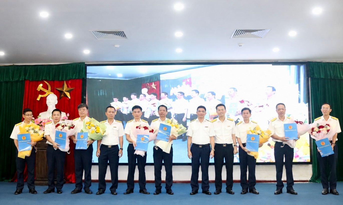 Ban Lãnh đạo Thuế tỉnh Thanh Hoá trao quyết định và tặng hoa cho các Đồng chí Phó Trưởng Thuế cơ sở. Ảnh: thanhhoa.gdt.gov.vn Ban Lãnh đạo Thuế tỉnh Thanh Hoá trao quyết định và tặng hoa cho các Đồng chí Phó Trưởng Thuế cơ sở. Ảnh: thanhhoa.gdt.gov.vn