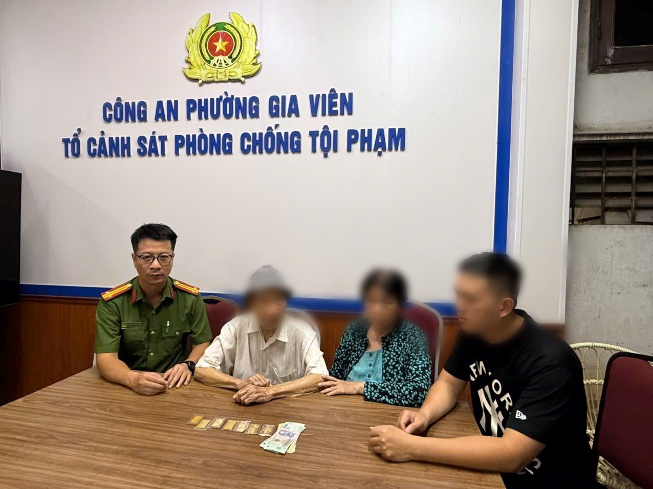 Kịp thời giúp đỡ cụ ông 92 tuổi bị lẫn, mang theo lượng lớn tài sản đi lạc Kịp thời giúp đỡ cụ ông 92 tuổi bị lẫn, mang theo lượng lớn tài sản đi lạc