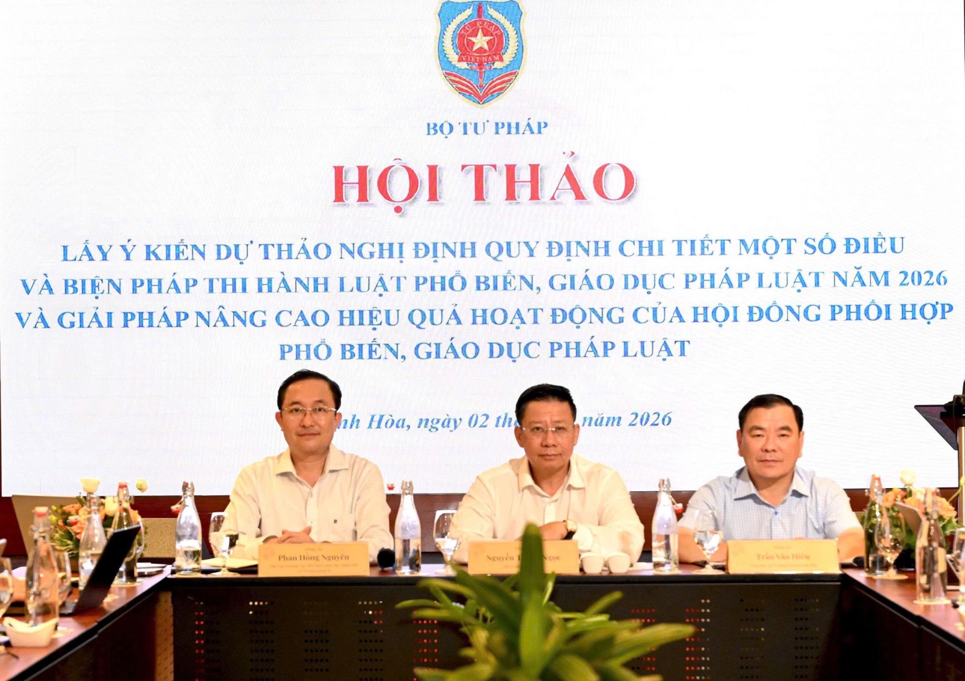 Thứ trưởng Bộ Tư pháp Nguyễn Thanh Ngọc cùng các đại biểu tham dự hội thảo tại Khánh Hòa. Thứ trưởng Bộ Tư pháp Nguyễn Thanh Ngọc cùng các đại biểu tham dự hội thảo tại Khánh Hòa.