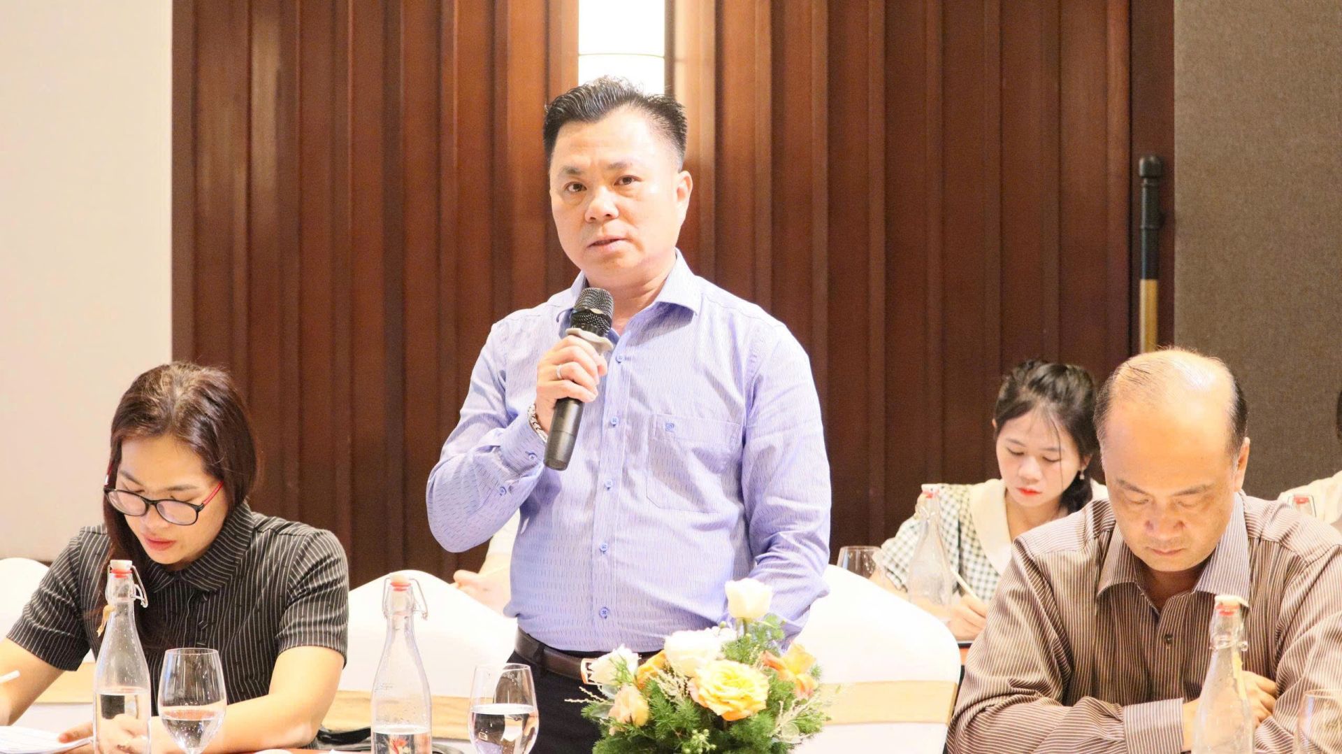 Ông Huỳnh Hữu Tốt, Trưởng phòng Phổ biến, giáo dục pháp luật, Sở Tư pháp TP.HCM, cùng các đại biểu tại hội thảo. Ông Huỳnh Hữu Tốt, Trưởng phòng Phổ biến, giáo dục pháp luật, Sở Tư pháp TP.HCM, cùng các đại biểu tại hội thảo.