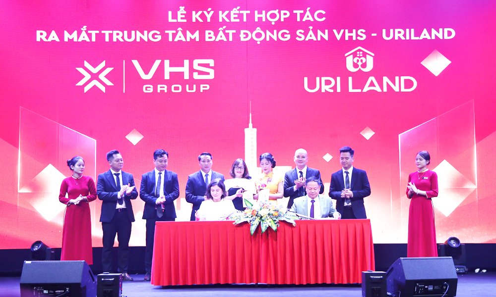 Lãnh đạo Công ty cổ phần Tập đoàn VHS Group và Công ty cổ phần Tập đoàn URI LAND ký kết hợp tác thành lập Trung tâm giao dịch bất động sản VHS- URI LAND. Lãnh đạo Công ty cổ phần Tập đoàn VHS Group và Công ty cổ phần Tập đoàn URI LAND ký kết hợp tác thành lập Trung tâm giao dịch bất động sản VHS- URI LAND.