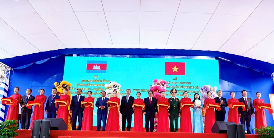 C&aacute;c đại biểu thực hiện nghi thức cắt băng khai trương cặp Cửa khẩu quốc tế đường bộ Kh&aacute;nh B&igrave;nh - Chrey Thom.