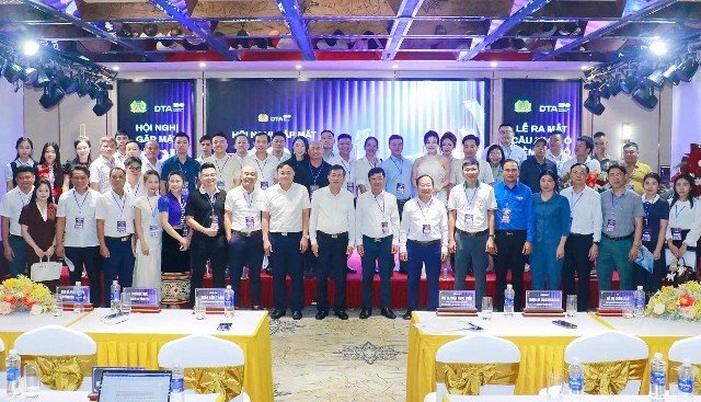 Đại biểu chụp ảnh lưu niệm cùng KOL, quản trị viên. Đại biểu chụp ảnh lưu niệm cùng KOL, quản trị viên.
