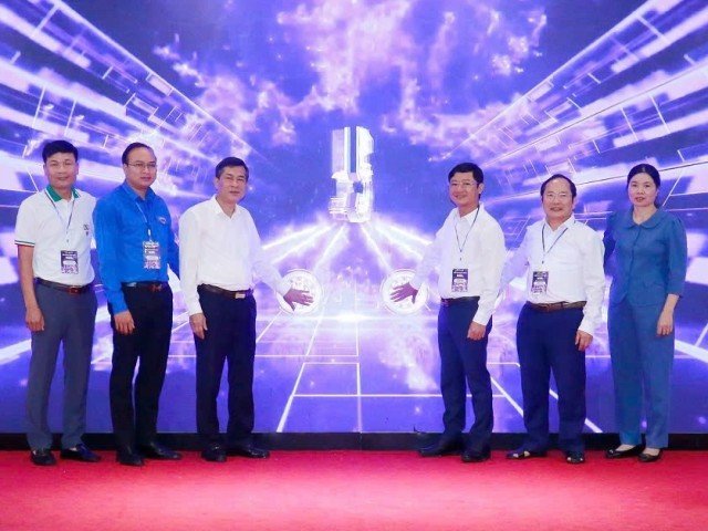 Thực hiện nghi thức bấm nút ra mắt Câu lạc bộ “Niềm tin số Nghệ An”. Thực hiện nghi thức bấm nút ra mắt Câu lạc bộ “Niềm tin số Nghệ An”.