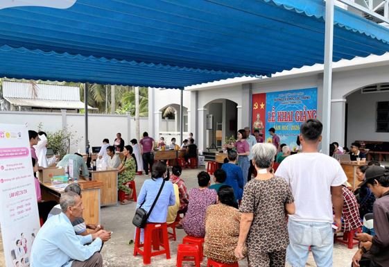 Nhiều người d&acirc;n phường S&oacute;c Trăng đến kh&aacute;m s&agrave;ng lọc sức khỏe miễn ph&iacute; do Bệnh viện Quốc tế Phương Ch&acirc;u S&oacute;c Trăng tổ chức