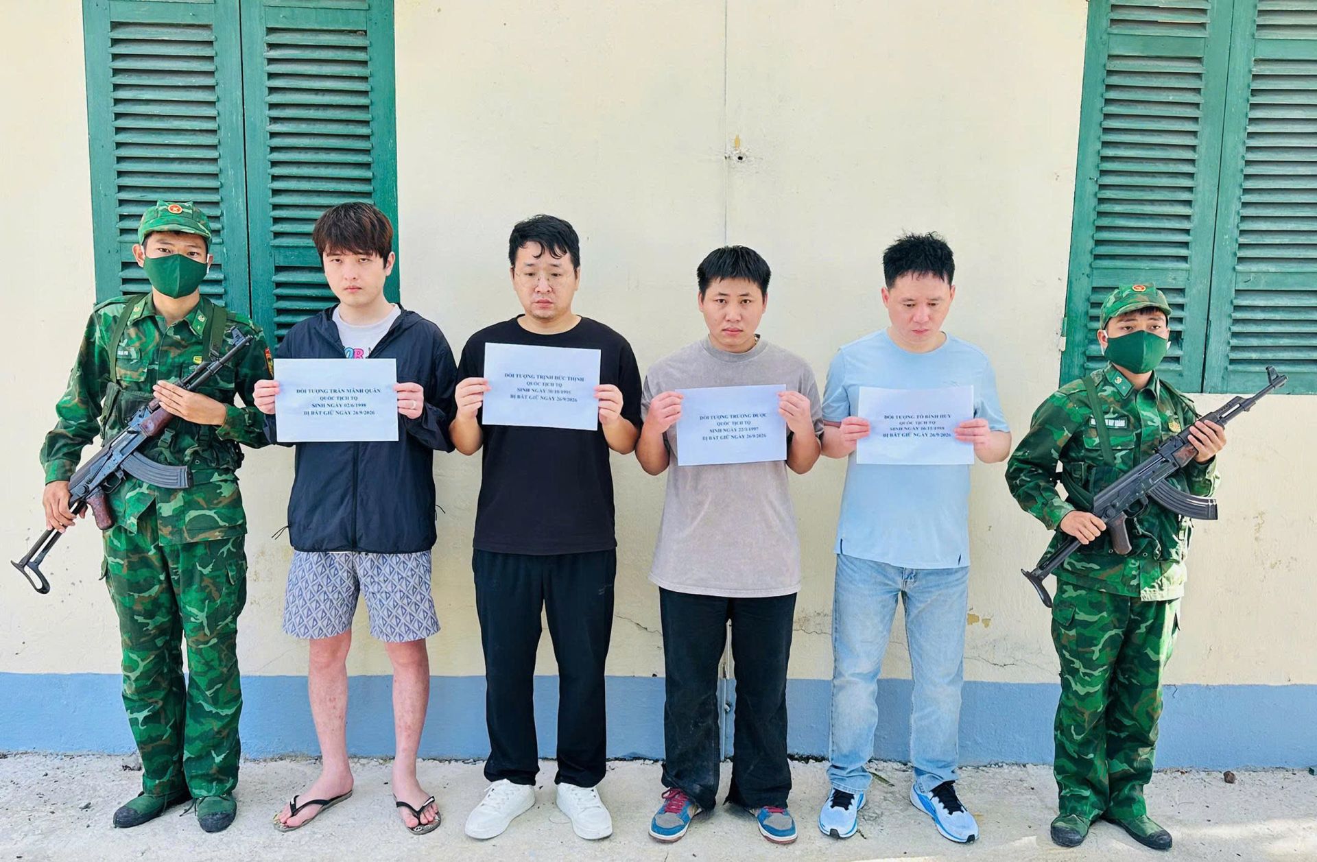 4 người Trung Quốc nhập cảnh trái phép. Ảnh: BĐBP QT 4 người Trung Quốc nhập cảnh trái phép. Ảnh: BĐBP QT