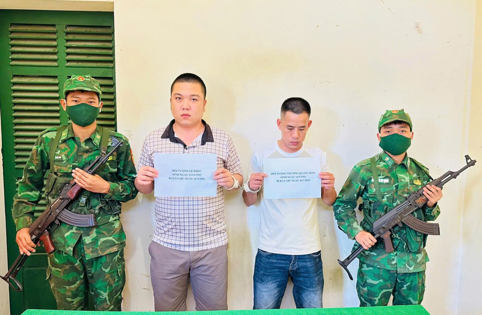 Hai đối tượng Lê Phúc và Trương Quang Hào bị bắt giữ với hành vi “tổ chức cho người khác xuất cảnh Việt Nam trái phép”. Hai đối tượng Lê Phúc và Trương Quang Hào bị bắt giữ với hành vi “tổ chức cho người khác xuất cảnh Việt Nam trái phép”.