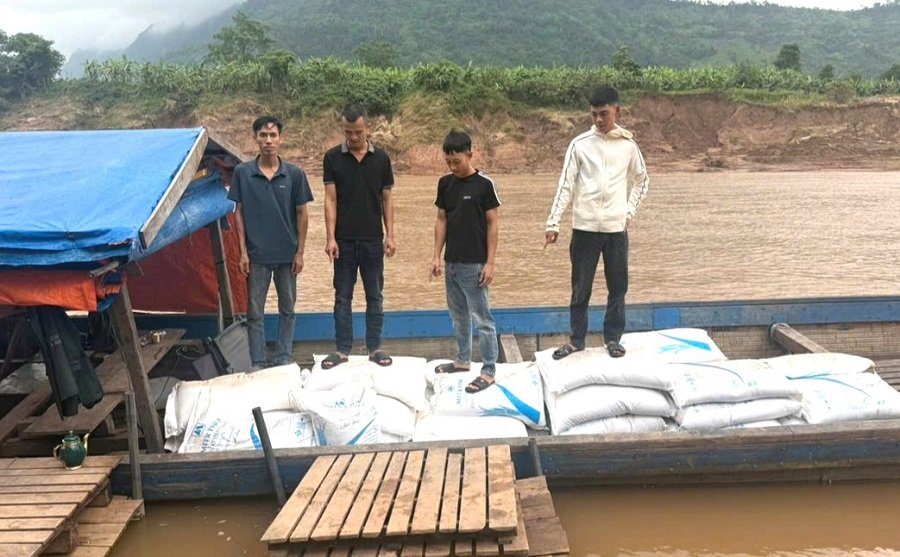 Các đối tượng cùng tang vật lúc bị bắt giữ Các đối tượng cùng tang vật lúc bị bắt giữ