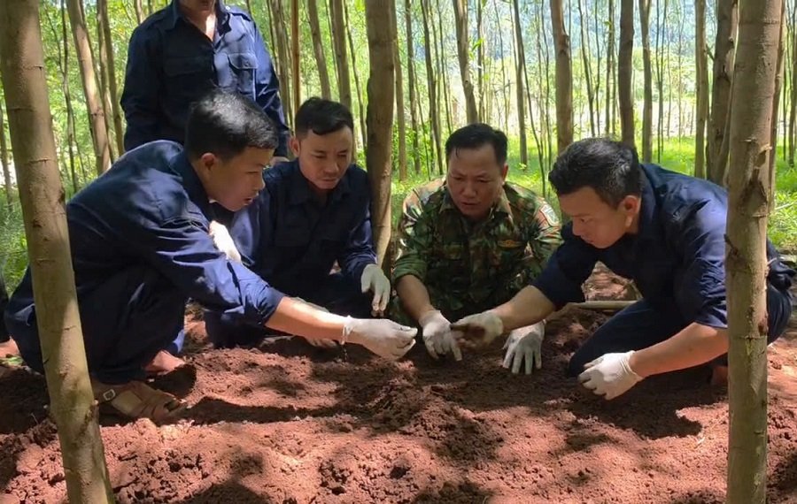 Công tác tìm kiếm, cất bốc các hài cốt liệt sĩ được thực hiện rất cẩn trọng và và giữ gìn sự tôn nghiêm Công tác tìm kiếm, cất bốc các hài cốt liệt sĩ được thực hiện rất cẩn trọng và và giữ gìn sự tôn nghiêm