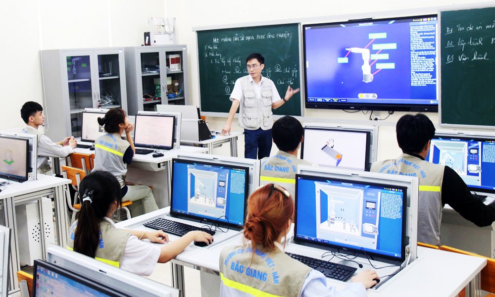 Sinh viên Trường Cao đẳng công nghệ Việt - Hàn Bắc Giang trong giờ học sử dụng rô bốt công nghiệp. Sinh viên Trường Cao đẳng công nghệ Việt - Hàn Bắc Giang trong giờ học sử dụng rô bốt công nghiệp.
