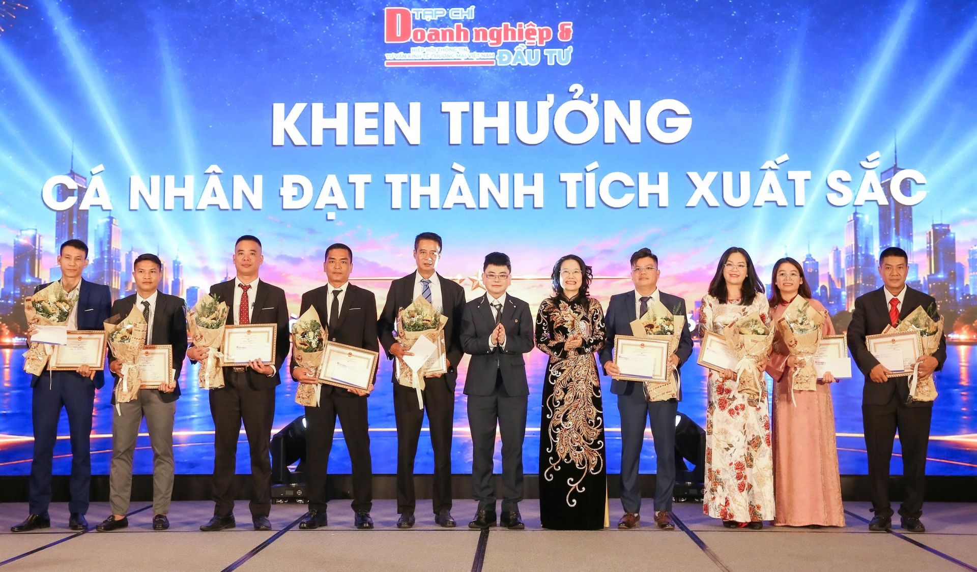 Tạp ch&iacute; cũng trao Giấy khen cho 9 c&aacute; nh&acirc;n c&oacute; th&agrave;nh t&iacute;ch xuất sắc năm 2025
