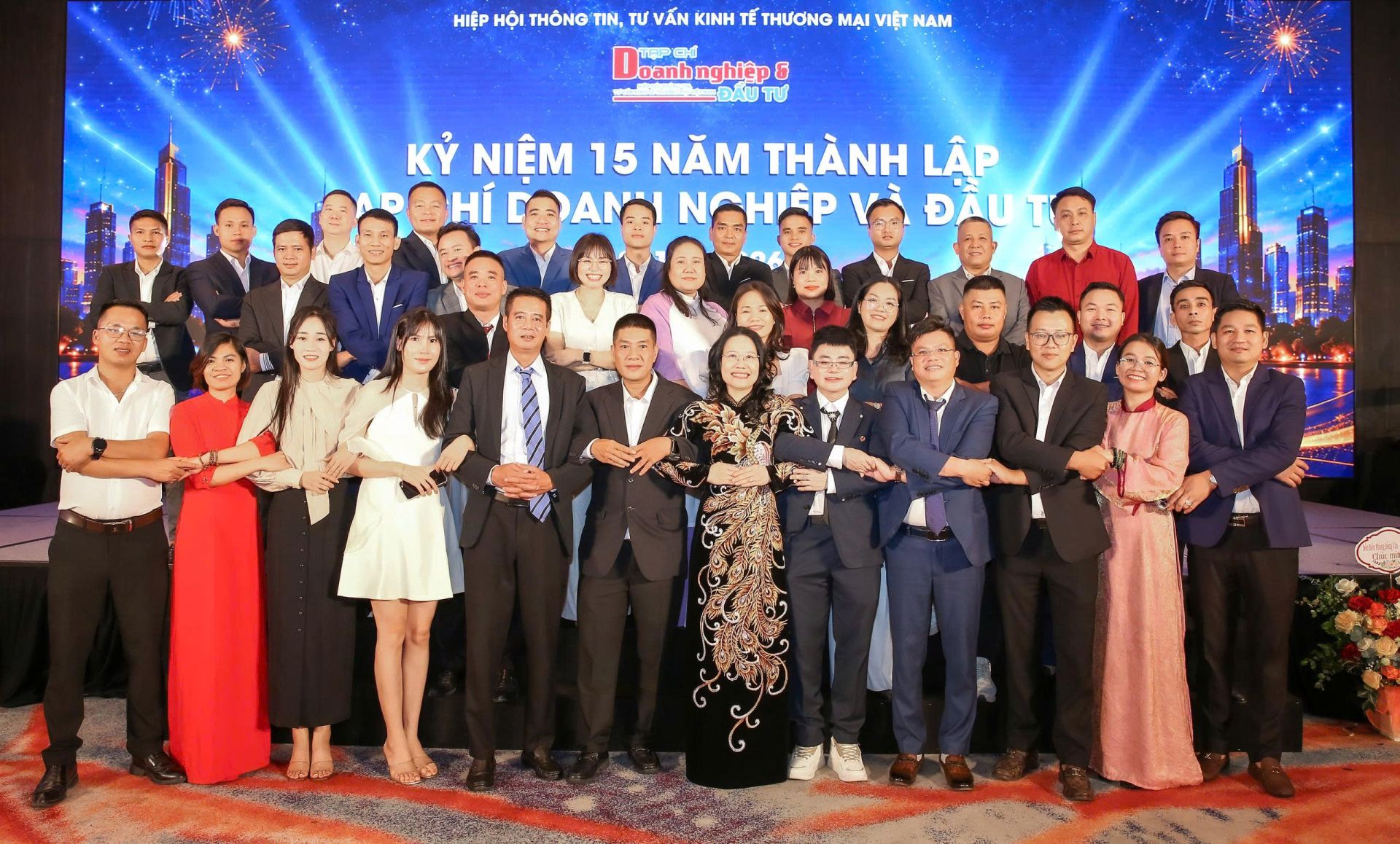 Tập thể l&atilde;nh đạo, ph&oacute;ng vi&ecirc;n Tạp ch&iacute; Doanh nghiệp v&agrave; Đầu tư chụp ảnh lưu niệm tại lễ kỉ niệm 15 năm th&agrave;nh lập