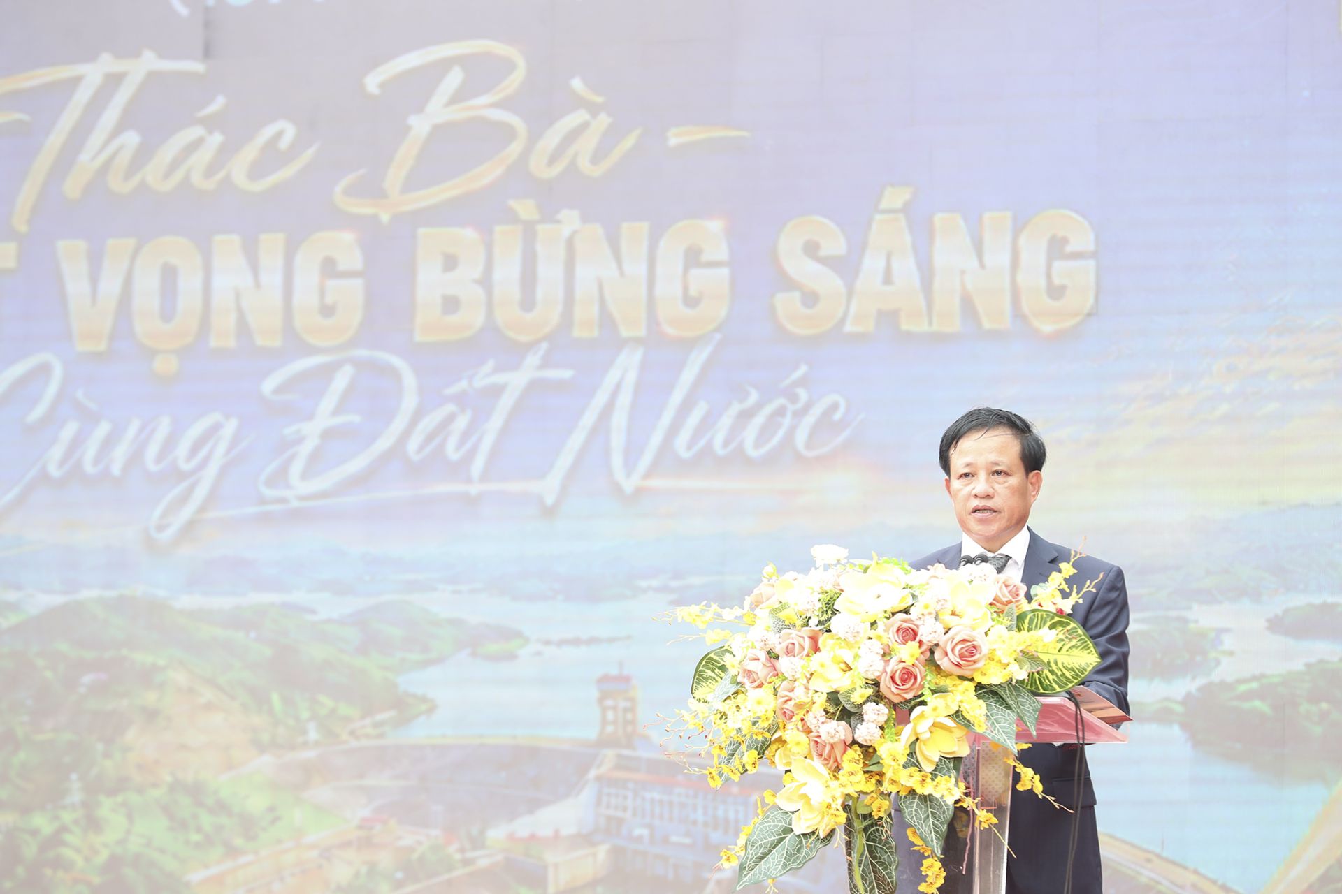 Tổng giám đốc Công ty Cổ phần Thuỷ điện Thác Bà - Nguyễn Văn Quyền phát biểu tại buổi Lễ Tổng giám đốc Công ty Cổ phần Thuỷ điện Thác Bà - Nguyễn Văn Quyền phát biểu tại buổi Lễ